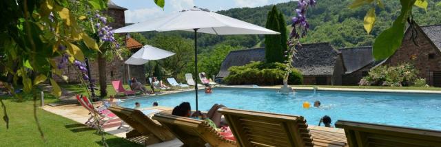 Vacances au bord de la piscine