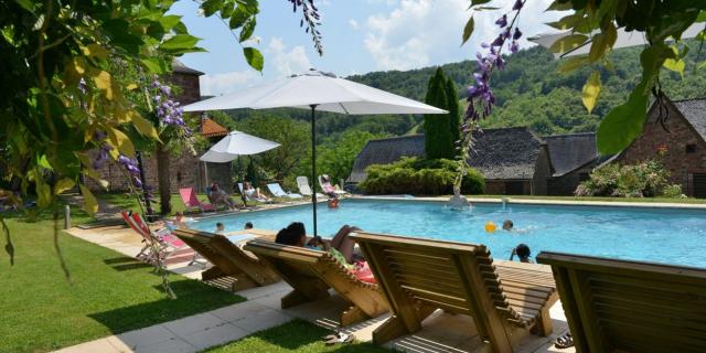 Vacances au bord de la piscine