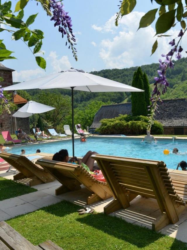 Vacances au bord de la piscine