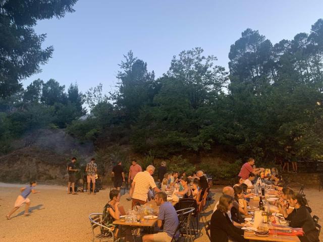 Repas en plein air en soirée lors de cousinade village de gites de Ravel