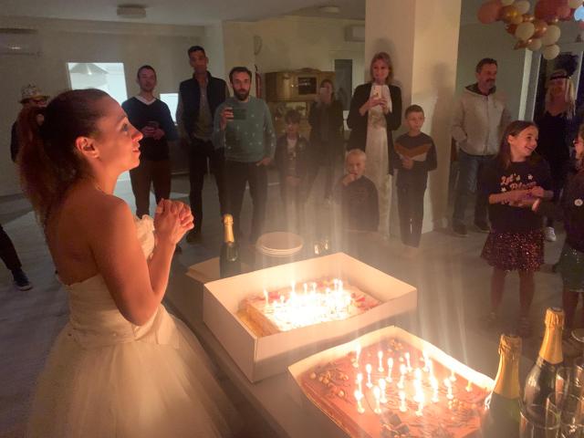 Fête et gâteau lors d'un mariage dans une salle de réception en Cévennes