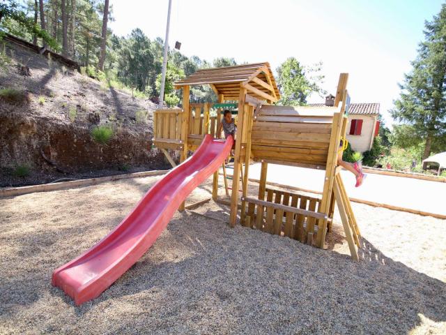 Aire de jeux pour les enfants sous le soleil en village de gites