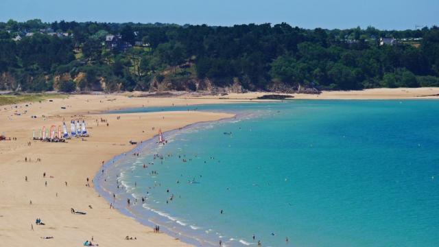 Plage De Sables D'or Les Pins à Erquy dans les Côtes d'Armor