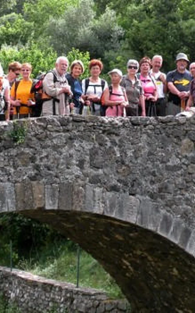 Groupe de randonneur posant au dessus du gardon sur un pont en pierre