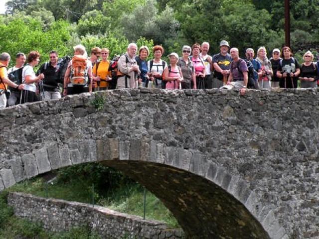 Groupe de randonneur posant au dessus du gardon sur un pont en pierre