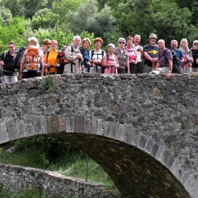 Groupe de randonneur posant au dessus du gardon sur un pont en pierre