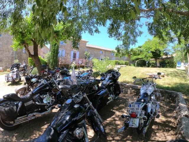 Regroupement de motards au Village de Gîtes La Clé des Champs en Ardèche