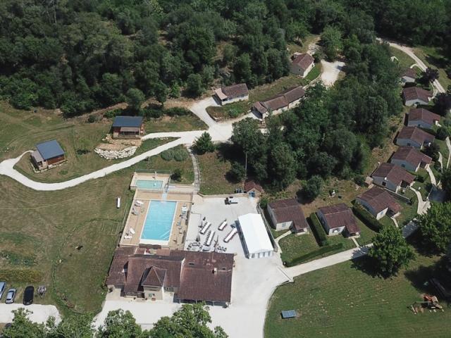 Vue aérienne du village de Gîtes Au creux des Arbres dans le Périgord