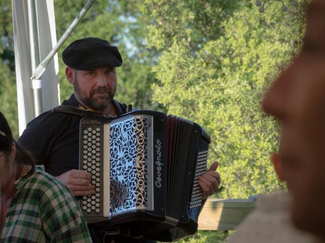 Hubert avec son accordéon pour vous jouer ses morceaux préférés dans un esprit guinguette pendant vos repas ou autres moments de convivialité