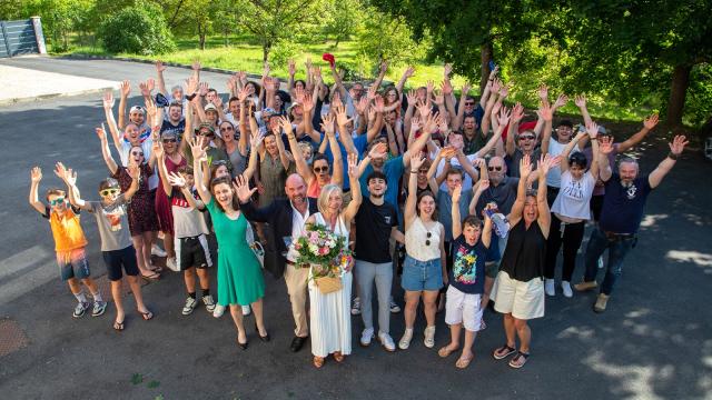 Photo souvenir des invités d'un mariage. Un instant de bonheur partagé par tout le groupe dans le cadre nature du Village de Gîtes