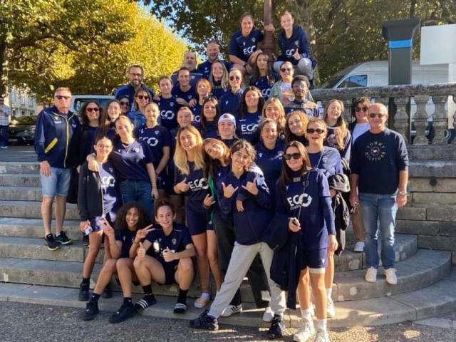 Accueil d'une association sportive au village de gîtes la Truffière. Photo d'un groupe devant l'entrée du domaine.