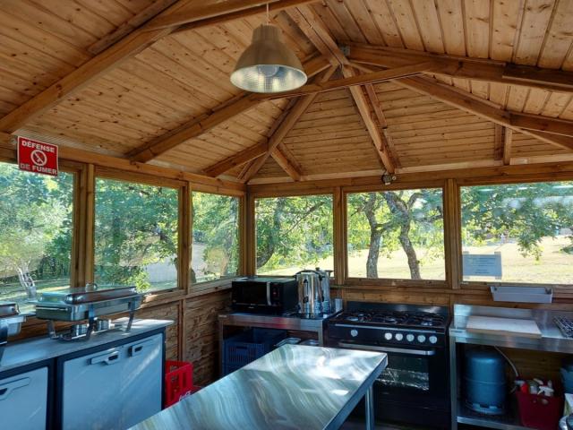 Une cuisine équipée semi-professionnelle pour préparer vos repas. Deux planchas gaz abritées d’une petite gloriette pour réussir votre grillade partie