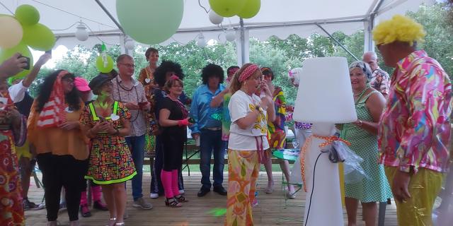 Un moment de fête pour un groupe familial sous le grand chapiteau. Un espace modulable dans un cadre champêtre