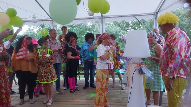 Un moment de fête pour un groupe familial sous le grand chapiteau. Un espace modulable dans un cadre champêtre