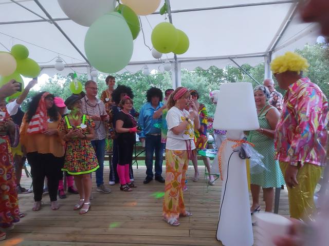 Un moment de fête pour un groupe familial sous le grand chapiteau. Un espace modulable dans un cadre champêtre