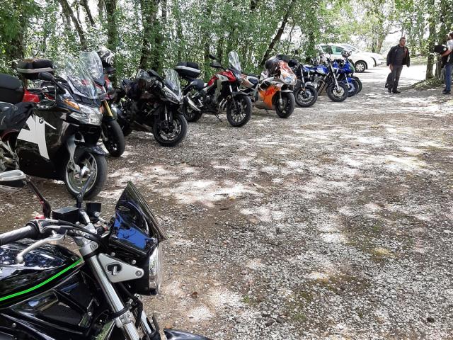 Accueil d'un groupe de motards dans au Village de Gîtes La truffière en Dordogne. Vue des motos garées sur le parking privé.