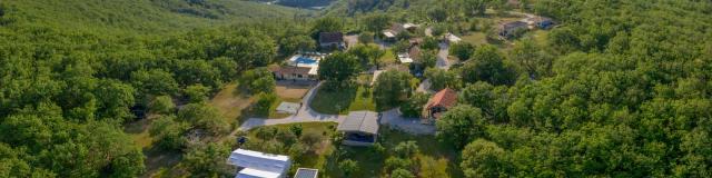 Vue Par Drone du village de gîtes de la Truffière, un cadre naturel et calme en lisière de forêt idéal pour la détente