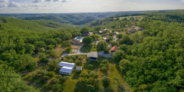 Vue Par Drone du village de gîtes de la Truffière, un cadre naturel et calme en lisière de forêt idéal pour la détente