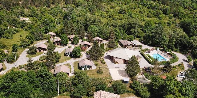 Vue aérienne prise par drone du parc. Un cadre nature, véritable petit coin de paradis. Vue des gîtes et de la piscine