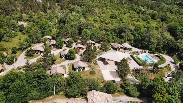 Vue aérienne prise par drone du parc. Un cadre nature, véritable petit coin de paradis. Vue des gîtes et de la piscine