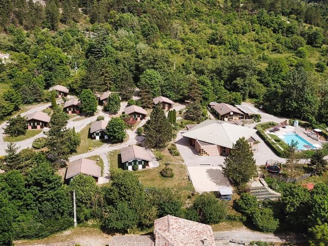 Vue aérienne prise par drone du parc. Un cadre nature, véritable petit coin de paradis. Vue des gîtes et de la piscine