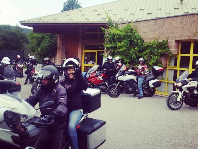 Un groupe de motards devant le village de gîtes, relais motards, avant leur départ à la découverte des routes de la Drôme