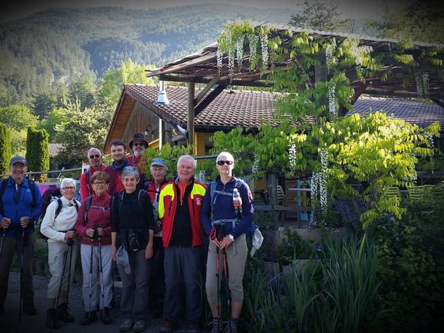 Groupe de randonneurs pédestres devant le village de gîtes avant d'emprunter le GR 91