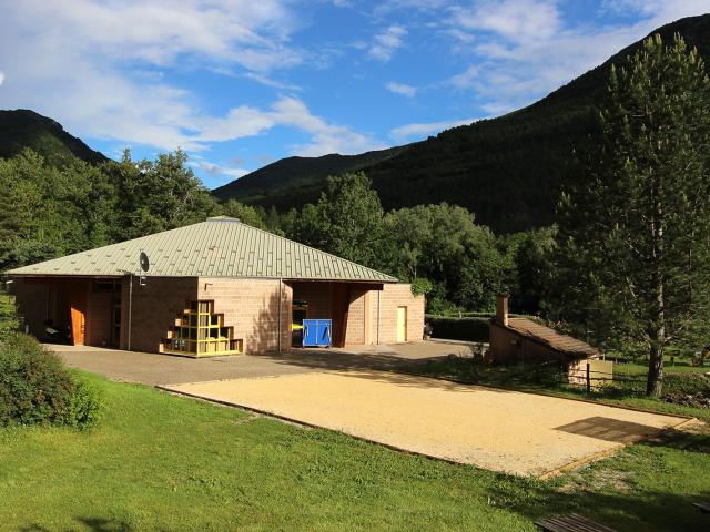 Grande salle de réception vue de l'extérieur, une salle de 200 m2 équipée avec grande cuisine, sono intégrée et salle de jeux