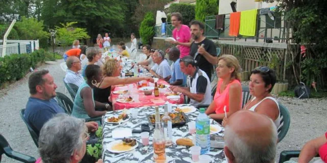 Location Gite Derniere Minute Village Convivialite Repas Groupe