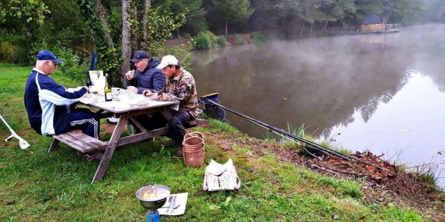 Gite De Peche Aveyron Duzou Automne Etang Prive