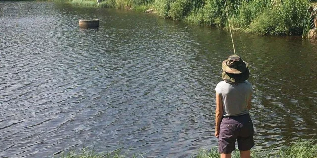 Gite De Peche Pecher Pendant Les Vacances Femme Pecheuse Etang